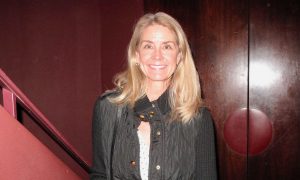 Oil Painter Loves Flowing Women’s Dresses in Shen Yun