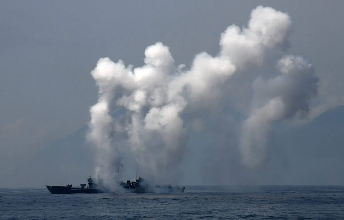 A frigate launches chaff and flare during a drill at the sea near the Suao navy harbor in Yilan, eastern Taiwan, on April 13, 2018.
The naval drills simulating an attack on the island took place soon after Beijing announced the Chinese regime will hold live-fire exercises in the Taiwan Straits on April 18. (Sam Yeh/AFP/Getty Images)
