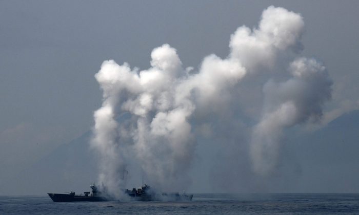 A frigate launches chaff and flare during a drill at the sea near the Suao navy harbor in Yilan, eastern Taiwan, on April 13, 2018.
The naval drills simulating an attack on the island took place soon after Beijing announced the Chinese regime will hold live-fire exercises in the Taiwan Straits on April 18. (Sam Yeh/AFP/Getty Images)