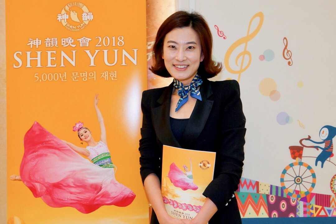 Moon Sookyung, principal violinist of the Method Philharmonic Orchestra, attended Shen Yun’s evening performance at the Busan Cultural Center in Busan, South Korea, on April 14, 2018. (Kim Kuk Hyang/The Epoch Times)