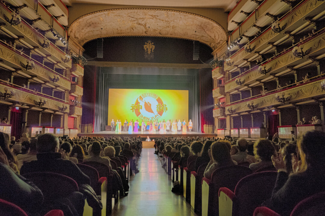 Shen Yun Performing Arts New York Company's curtain call on April 19, 2018, at the Teatro Verdi in Florence, Italy.  (Gabriele Bruno/The Epoch Times)