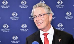 US Senate Candidate Paul Taylor Enjoys the History in Shen Yun