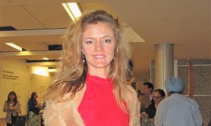 Prima Ballerina Enjoys Shen Yun Dancers’ Arm Movements and Techniques