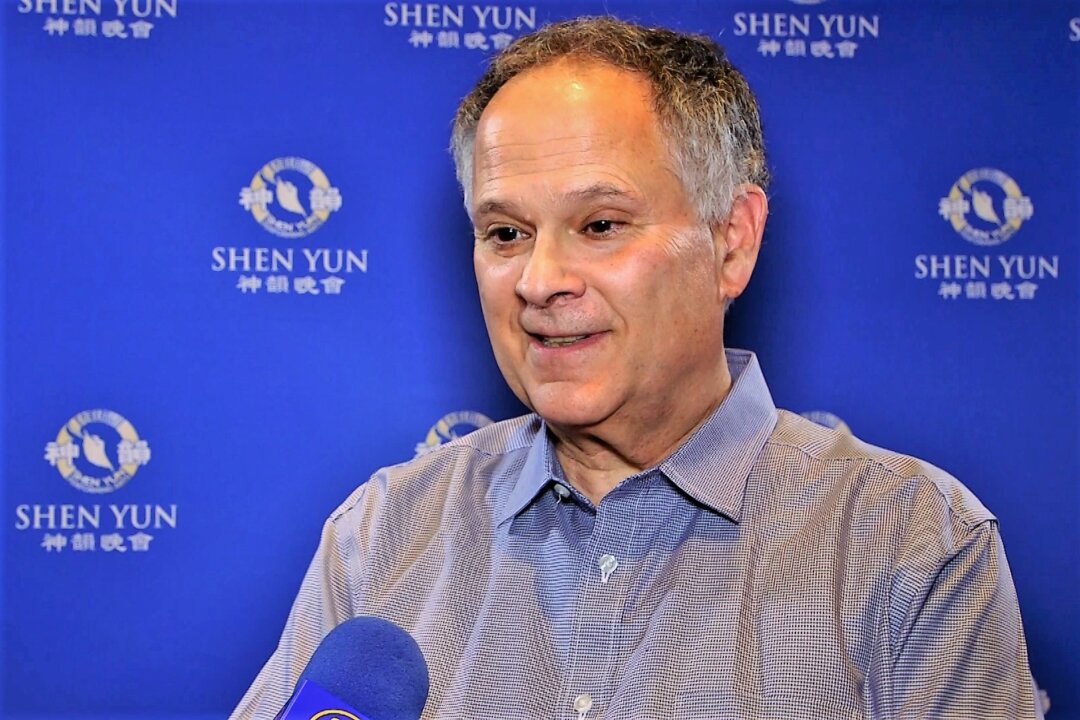 Jeff Kichaven, an internationally recognized speaker and writer on mediation, enjoyed the Shen Yun evening performance at the McCallum Theatre in Palm Desert, Calif., on April 28, 2018. (NTD Television)