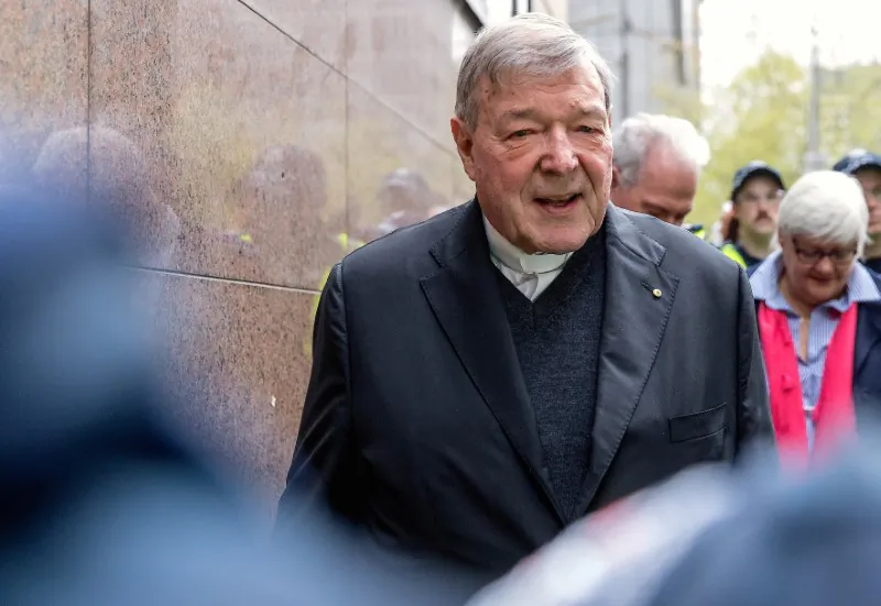 Vatican Treasurer Cardinal George Pell is surrounded by Australian police as he leaves the Melbourne Magistrates Court in Australia, Oct. 6, 2017. (REUTERS/Mark Dadswell)