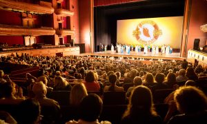 Korean Jewelry Designer Enjoys the Traditional Design at Shen Yun