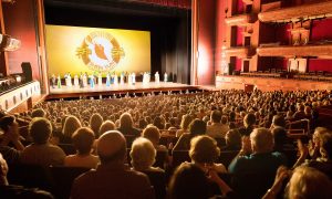 Bank Manager Is Delighted by Shen Yun’s Dance Stories