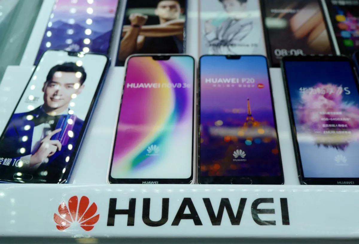 Huawei smartphones on display in a shop in Shanghai on May 3, 2018. Chinese mobile manufacturers Huawei and ZTE have come under U.S. scrutiny for security reasons as the trade battle between China focuses on technological issues. (Johannes Eisele/AFP)