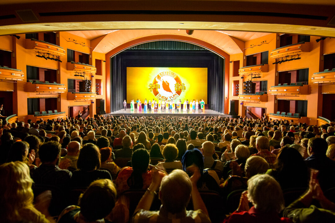 Shen Yun Performing Arts' curtain call at the Aronoff Center for the Arts in Cincinnati, Ohio, on May 5, 2018. (The Epoch Times) 