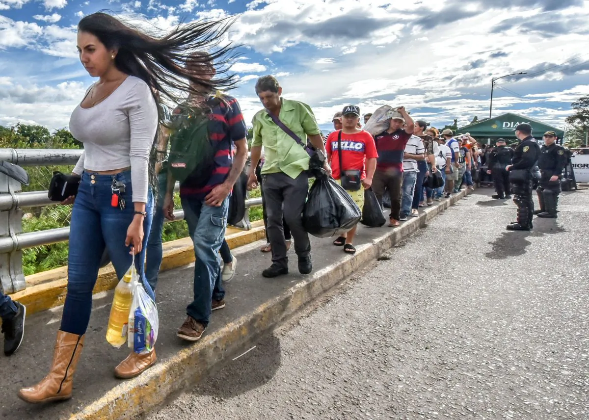 Venezuelan citizens cross the Simon Bolivar international bridge from San Antonio del Tachira, Venezuela to Cucuta, Norte de Santander Department, Colombia, on July 25, 2017. Colombia is the most impacted country by the growing influx of Venezuelan migrants. (LUIS ACOSTA/AFP/Getty Images)