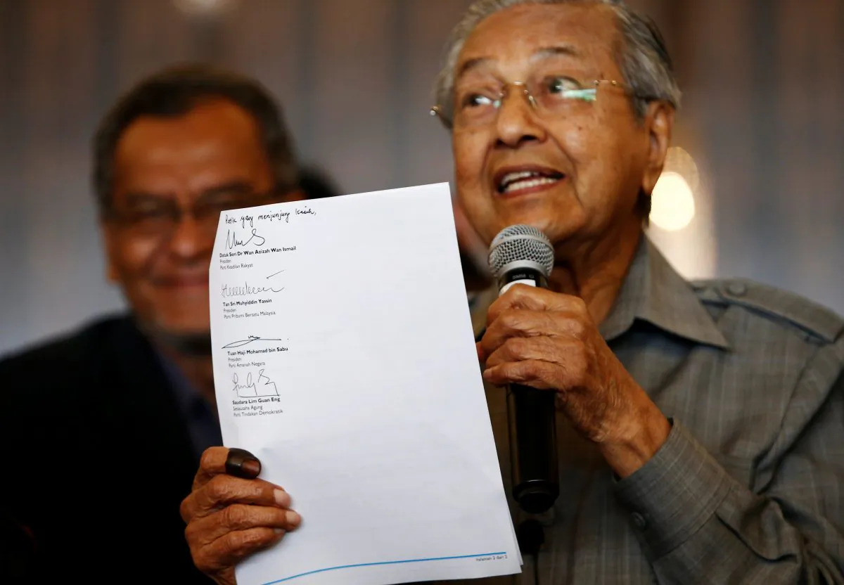 Mahathir Mohamad holds up a document with the signatures of alliance party leaders naming him as the prime minister during a news conference following the general election in Petaling Jaya, Malaysia, May 10, 2018.  (Reuters/Lai Seng Sin)