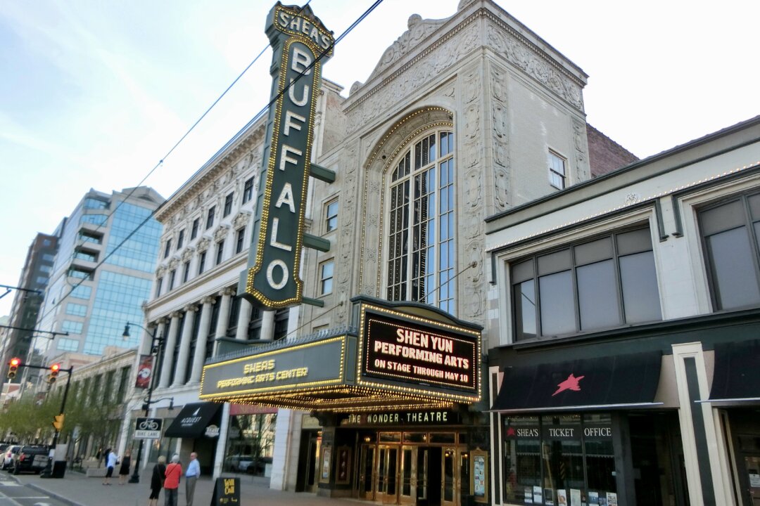 Shen Yun Performing Arts North American Company graces the stage at the Shea's Performing Arts Center in Buffalo, N.Y., on May 9, 2018. (The Epoch Times)