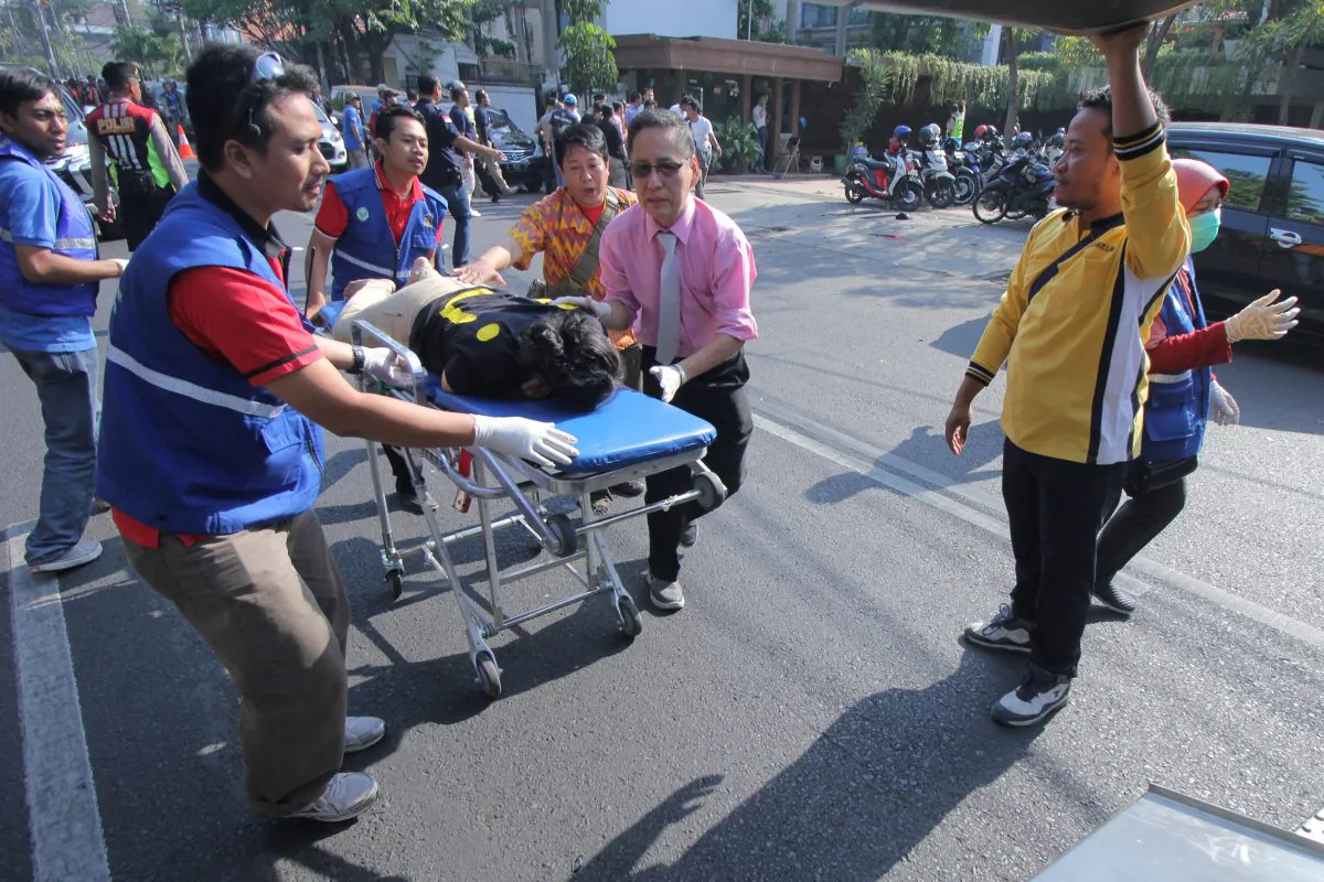 A person injured from a blast at the Indonesian Christian Church is evacuated to a waiting ambulance in Surabaya, East Java, Indonesia May 13, 2018. (Antara Foto/Didik Suhartono/ via Reuters)