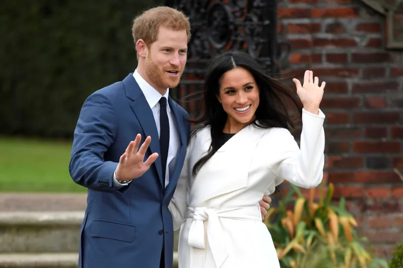 Britain's Prince Harry poses with Meghan Markle in the Sunken Garden of Kensington Palace, London, Britain, November 27, 2017. (Reuters/Toby Melville)