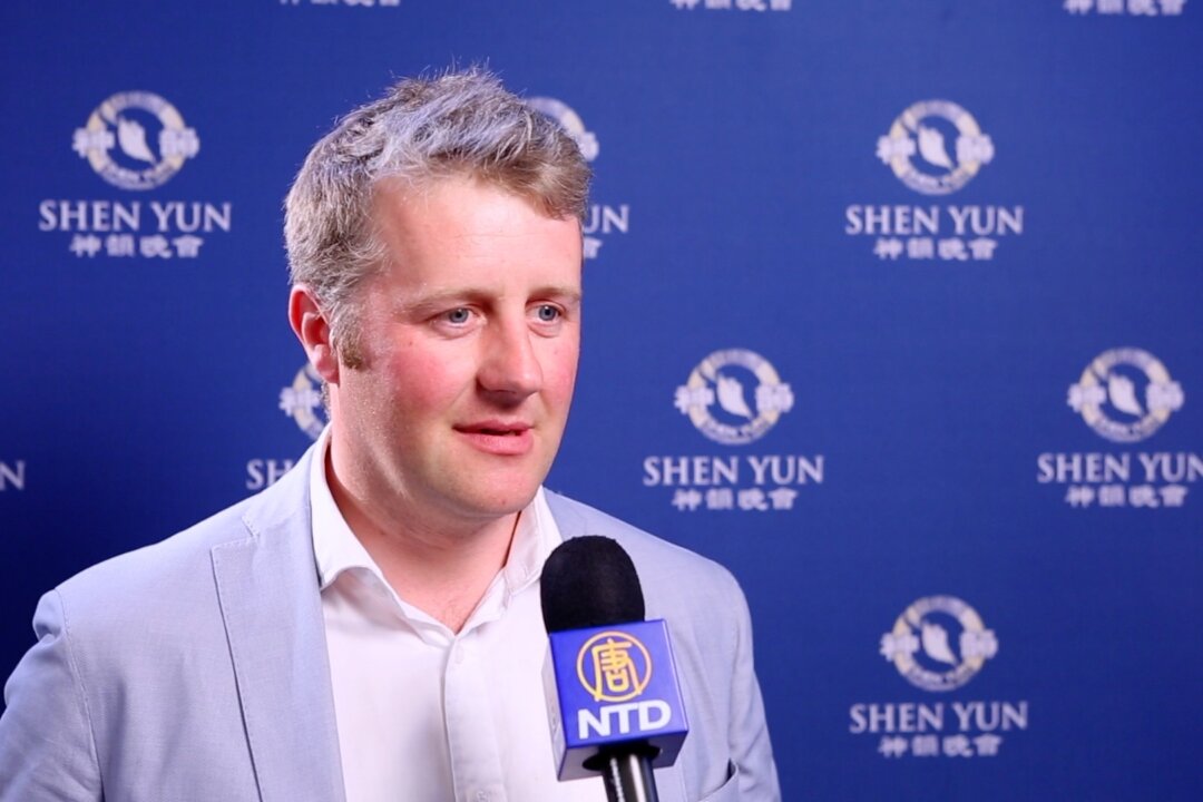 Timothy Coulson enjoyed the Shen Yun performance at the Festival Theatre in Edinburgh on May 21, 2018. (NTD Television)