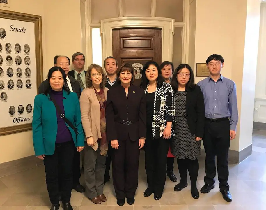 Missouri State Senator Jill Schupp (C) takes a photo with local Falun Gong practitioners after a committee hearing at the Missouri State Capitol on May 18, 2018. (Minghui.org)