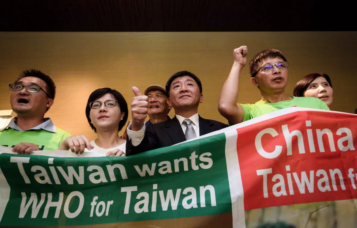 Taiwan's health Minister Chen Shih-chung (C) gives a thumb up as he poses with demonstrators after a press conference on the sideline of the World Health Organization annual Assembly on May 21, 2018 in Geneva. (Fabrice COFFRINI / AFP)