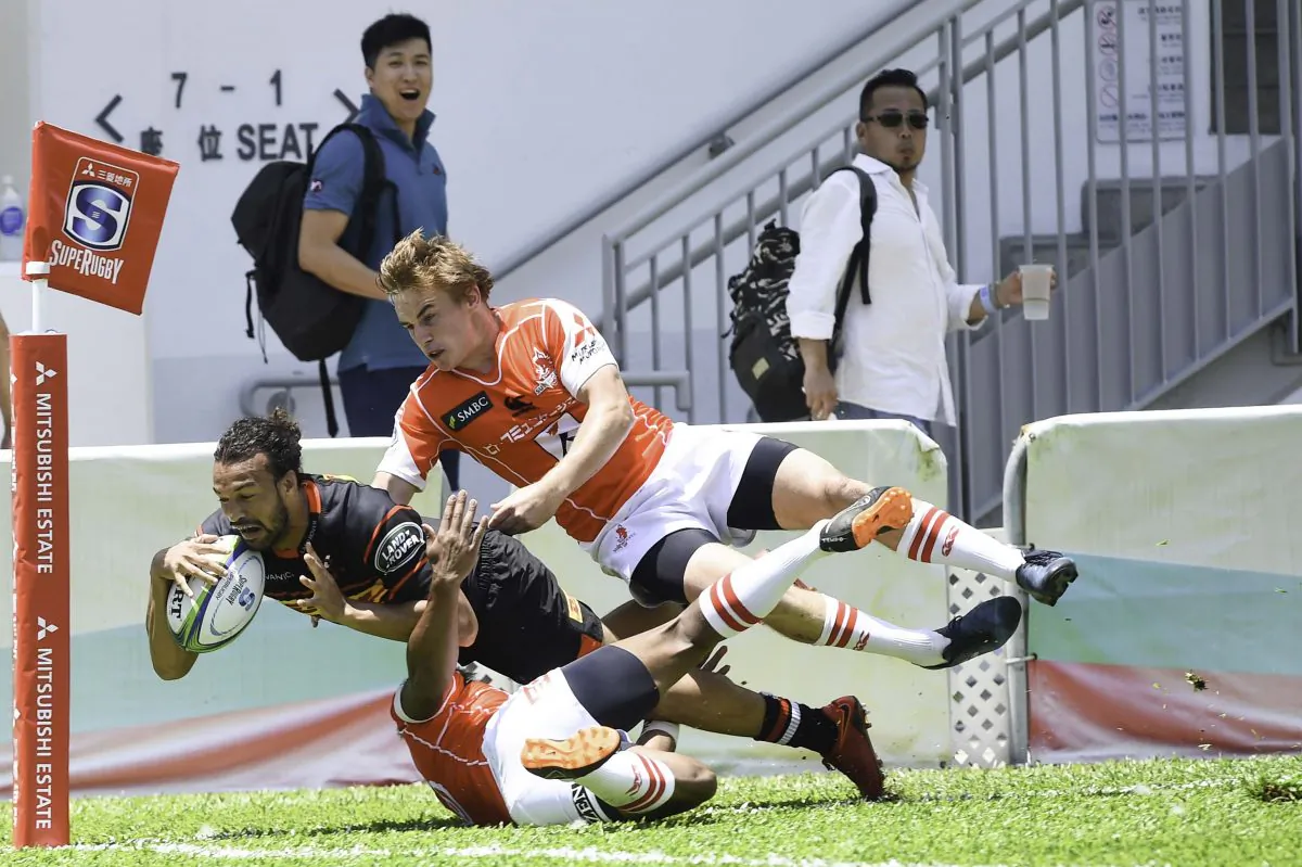 Dillyn Leds squeezes into the corner for Stormers’ opening try in the Super Rugby Series match against Sunwolves, at the Mongkok Stadium on Saturday May 19. Sunwolves just secured the result with a long range penalty kick 2 minutes from time, followed by an injury time drop goal to win 26-23. (Bill Cox/Epoch Times)