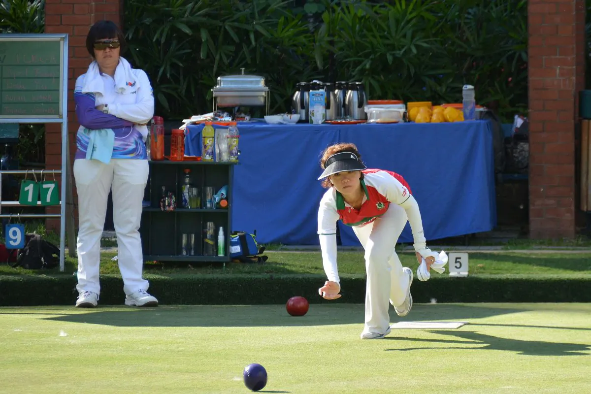 Tammy Tham (delivering) Kowloon Cricket Club on her way to acquiring the only two points they got from defending champion Island Lawn Bowls Club during the league match last weekend, May 19.  ILBC remained at top and KCC dropped to third after the game. (Stephanie Worth)