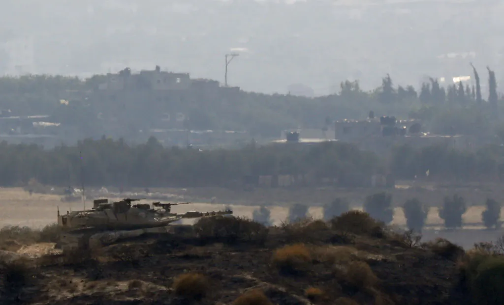 An Israeli army tank keeps position on a hill overlooking the Gaza Strip on May 29, 2018 along the border between Israel and the coastal Palestinian enclave. (Jack Guez/AFP/Getty Images)