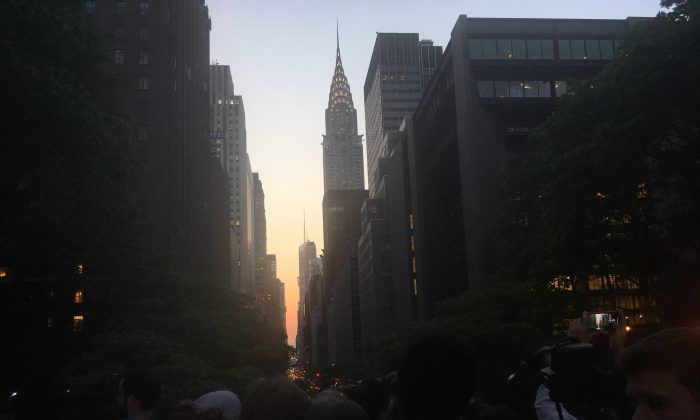 New Yorkers gather to view Manhattanhenge from 42nd Street on May 29, 2018. (The Epoch Times)