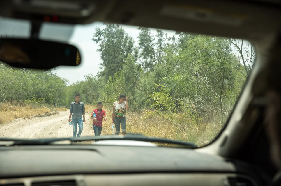 Uaccompanied minors who just crossed the Rio Grande from Mexico into the United States in Hidalgo County, Texas, on May 26, 2017. (Benjamin Chasteen/The Epoch Times)