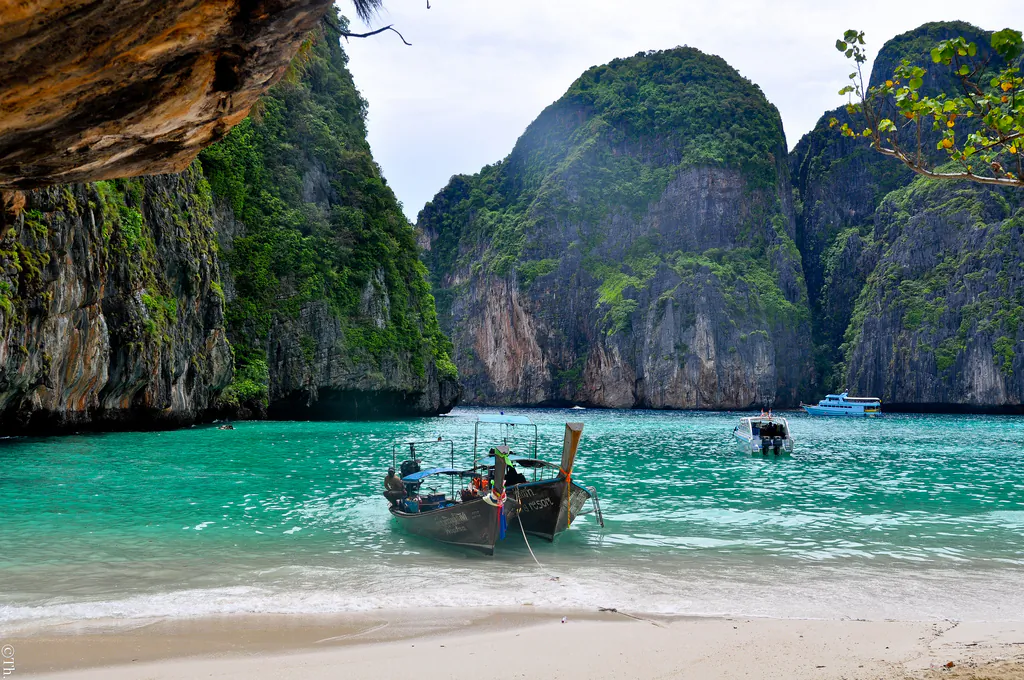 Maya bay at Krabi province, Thailand. (Thomas Sauzedde [https://creativecommons.org/licenses/by/2.0/] via Flickr)