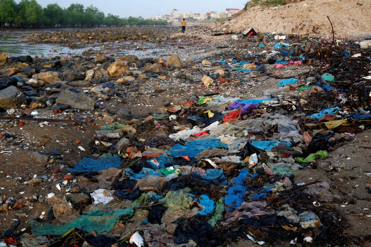 A woman walks at the beach covered with plastic waste in Thanh Hoa province, Vietnam Jun. 4, 2018. (REUTERS/Kham)
