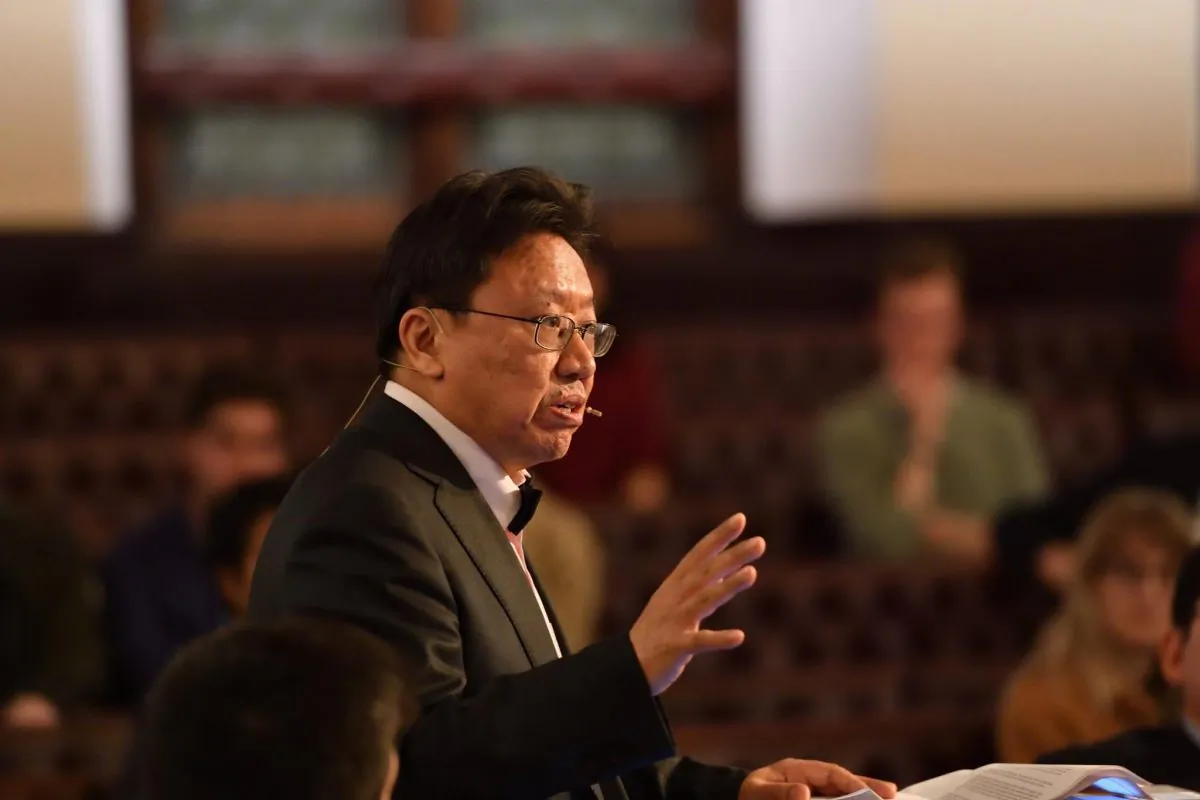 Mr. Chen Pokong gives a speech at the University of Cambridge. (Photo courtesy of the author)