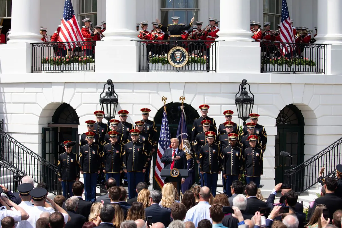 President Donald Trump sing along with the U.S. Army Chorus in front of the White House on June 5, 2018. (Samira Bouaou/Epoch Times)