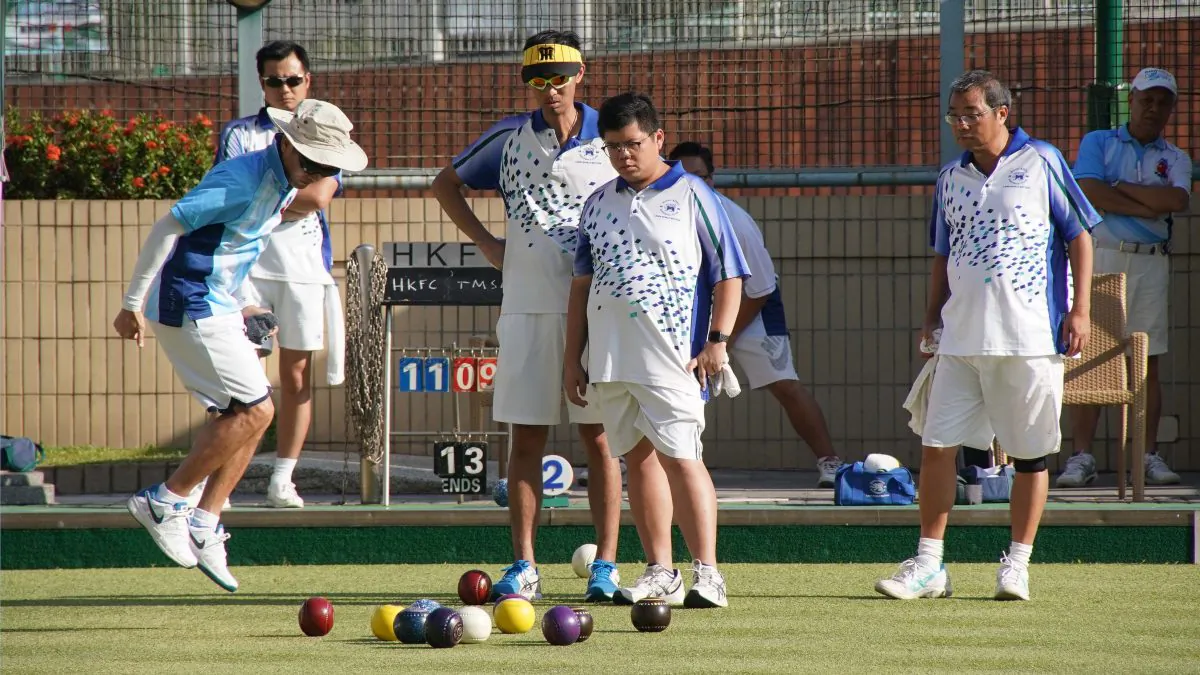 Eric Lam (jumping on the left) of Tuen Mun Sports Association jumped nervily in reacting to his skipper Boris Choi’s shot during their league match against Hong Kong Football Club.  His team came from behind the narrowly defeat their opponent 12:13 and bought home the only two points achieved in the Division 1 match. (Mike Worth)