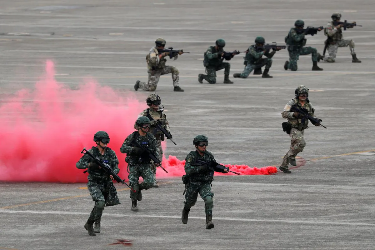 Soldiers takes part in Han Kuang military drill simulating the China's People's Liberation Army (PLA) invading the island, at Ching Chuan Kang Air Base, in Taichung, Taiwan, on June 7, 2018. (Tyrone Siu/Reuters)