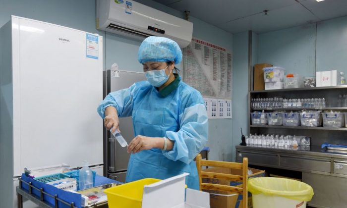 A nurse prepares medicine for a bird flu patient in a hospital in Wuhan, the capital of central China’s Hubei Province on Feb. 12, 2017. (STR/AFP/Getty Images)