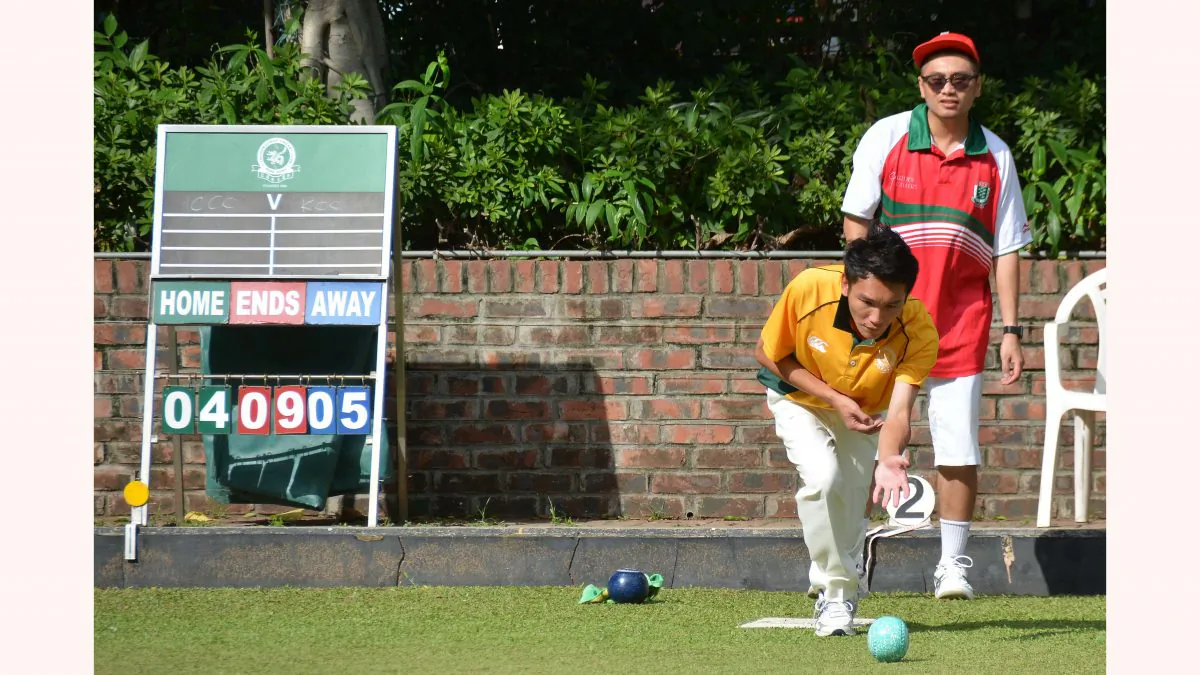 Craigengower Cricket Club’s Lee Ka Ho (Delivering) successfully kept two points in the pocket against his ex-HKYDT teammate Ken Chan from Kowloon Cricket Club at the Premier League Division 1 match last weekend, June 16. CCC suffered their first loss of the season and dropped to second place after the game. (Stephanie Worth)