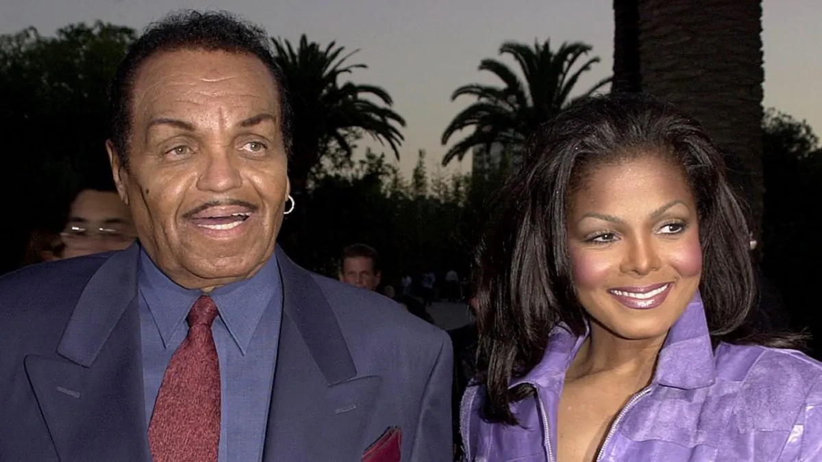 American actress and singer Janet Jackson arrives at the premiere of "Nutty Professor II" with her father Joe Jackson, in Universal City, CA 24 July 2000.(Lucy Nicholson/AFP/Getty Images)