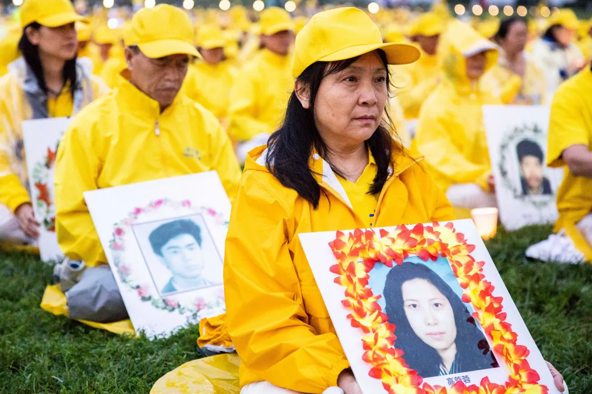 Gao Weiwei holds a picture of her sister, Gao Rongrong, who was killed in communist China for her belief in Falun Gong, in Washington on June 22, 2018. (Samira Bouaou/The Epoch Times)