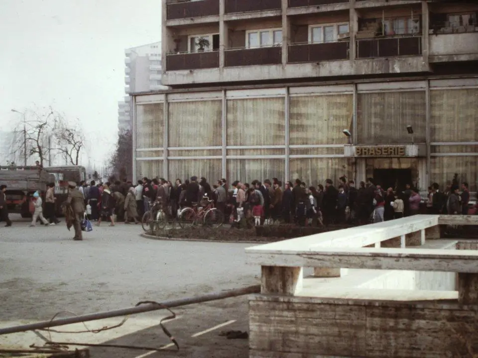 People stand in line for cooking oil in Bucharest, in communist Romania, 1986. (Courtesy photo by Scott Edelman)