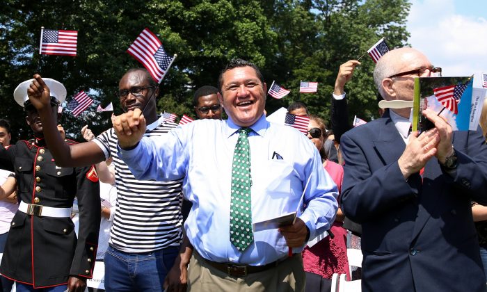 New Zealander Bert Todd (C) celebrates as he becomes a naturalization American citizen at Gen. George Washington's historic home in Mount Vernon, Va., on July 4, 2018. (Samira Bouaou/The Epoch Times)
