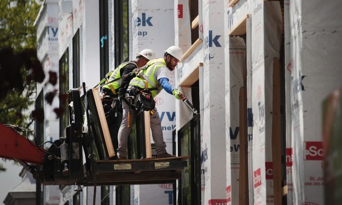 Workers install windows in a townhome complex under construction in Chicago, Ill., on May 15, 2017. (Scott Olson/Getty Images)
