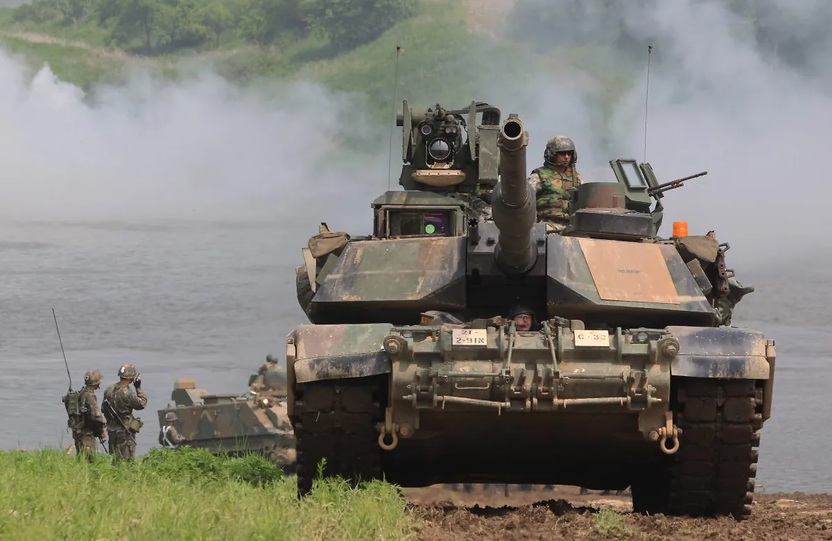 A U.S. Army M1A2 tank from 2nd Battalion, 9th Infantry Regiment of the 1st Armored Brigade Combat Team of 2nd infantry division participate in a river crossing exercise on May 30, 2013, in Yeoncheon-gun, South Korea. (Chung Sung-Jun/Getty Images)