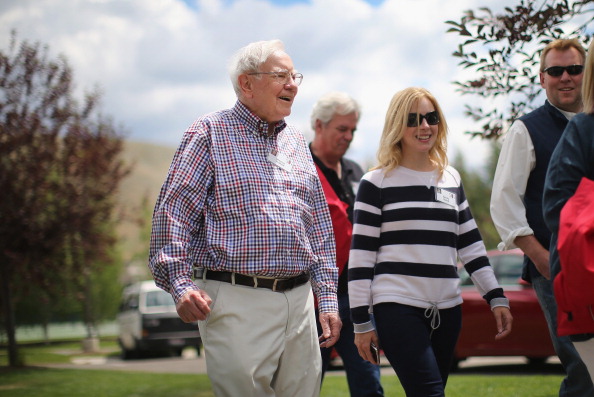 Warren Buffett (L), chairman of Berkshire Hathaway Inc., chats with other guests at the Allen & Company Sun Valley Conference at the Sun Valley Resort on July 12, 2014 in Sun Valley, Idaho. (Photo by Scott Olson/Getty Images)
