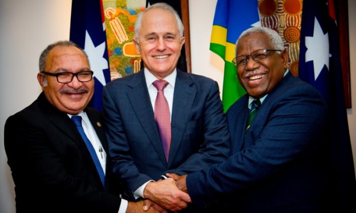 Australian Prime Minister Malcolm Turnbull poses for a photograph with Papua New Guinea Prime Minister Peter O'Neill (L) and Solomon Islands Prime Minister Rick Houenipwela (R) at the Brisbane Commonwealth Parliamentary Office in Brisbane, Australia, on July 11, 2018. (Patrick Hamilton/Reuters)