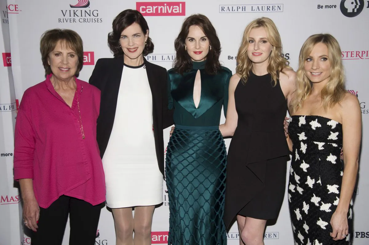 "Downton Abbey" cast members (L-R) Penelope Wilton, Elizabeth McGovern, Michelle Dockery, Laura Carmichael and Joanne Froggatt attend a photo call in Beverly Hills, Calif. Aug. 1, 2015. (Phil McCarten/Reuters/File Photo)