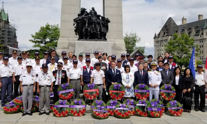 Veterans Affairs Minister Seamus O’Regan and Sen. Yonah Martin (7th and 8th from L) pose with Korean War veterans during a ceremony at the National War Memorial in Ottawa on June 24, 2018, marking the upcoming 65th anniversary of the Korean War armistice. Commemorative ceremonies will take place across the country on July 27, the date in 1953 when the war ended. (Courtesy of Sen. Yonah Martin)
