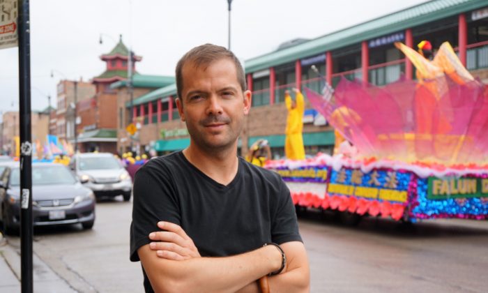 Christopher Stoltez caught the Falun Dafa parade as it passed along Wentworth Avenue in Chicago’s Chinatown on July 21.  (Stacey Tang/The Epoch Times)