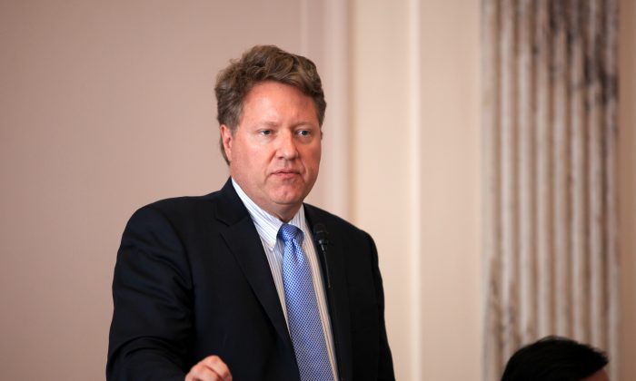 Greg Mitchell, co-chair of the International Religious Freedom Roundtable, hosts the “Religious Persecution in China” roundtable at the Russell Senate Office Building, in Washington on July 23, 2018. (Wu Wei/NTD)