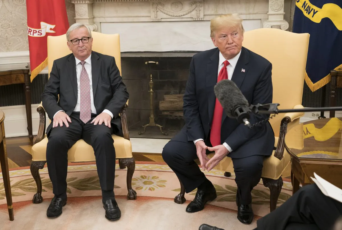 US President Donald Trump (R) meets with President of the European Commission Jean-Claude Juncker, in the Oval Office at the White House in Washington, DC on July 25, 2018. (Kevin Dietsch-Pool/Getty Images)