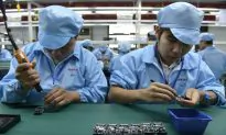 Quanta Factory Workers in Shanghai Skirmish With Local Authorities Over Pandemic Lockdown Rules