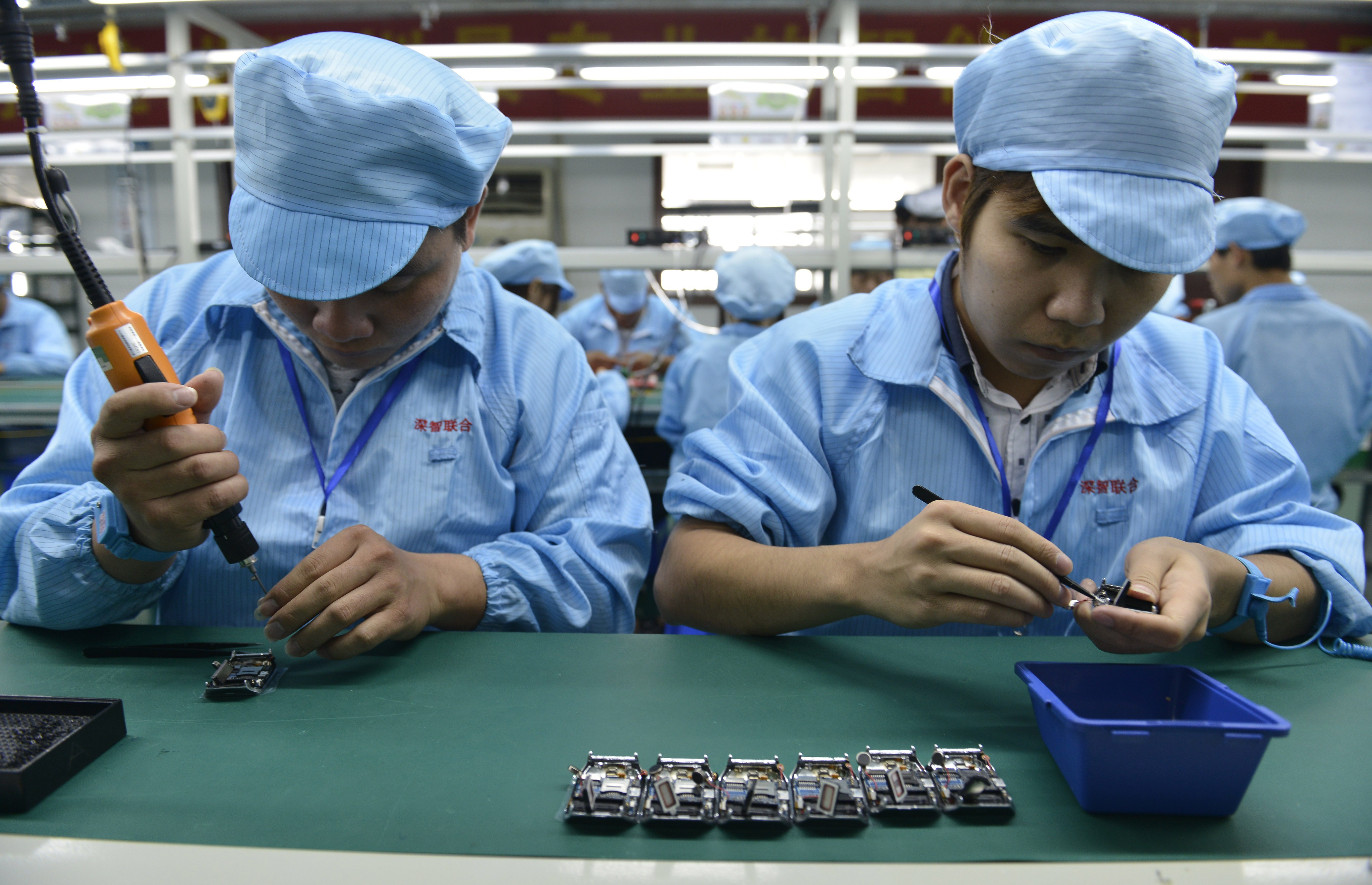 Китай электроника в россию. Китайская промышленность. Китайское производство. Китайский завод. Китайские рабочие на фабрике.
