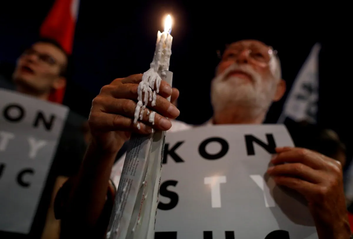 People gather in front of the presidential palace during the Chain of Lights protest against judicial overhaul in Warsaw, Poland July 26, 2018. (Kacper Pempel/Reuters)